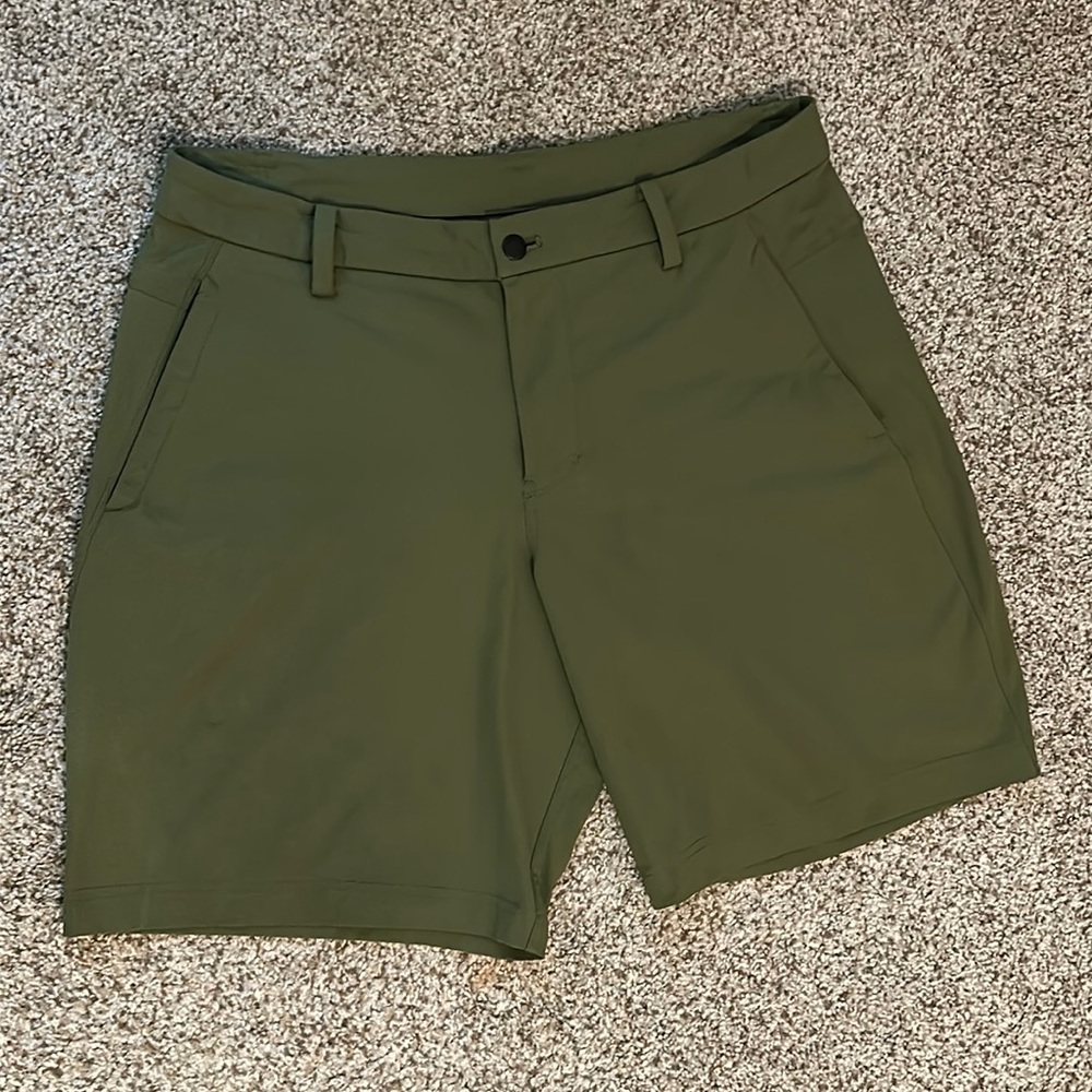 Men’s olive green Lululemon shorts